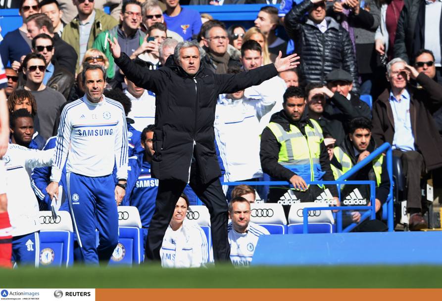 Pi agitato, invece, Jos Mourinho a bordocampo. Action Images
